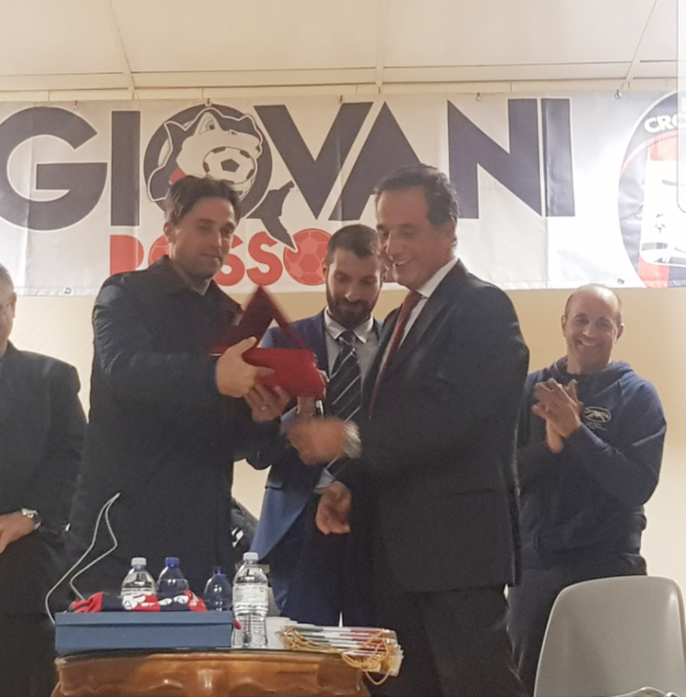 Galardo reca in dono a Nicastro una targa commemorativa