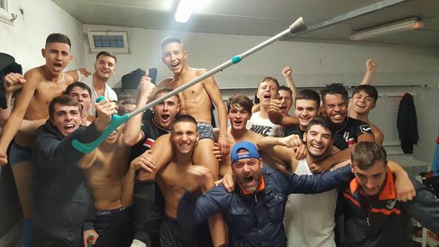 Loris De Carli con la sua squadra