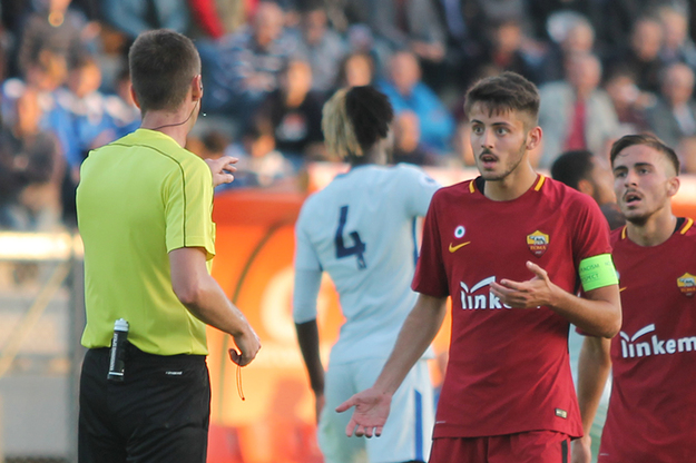 Ciavattini a colloquio con un arbitro (©De Cesaris)