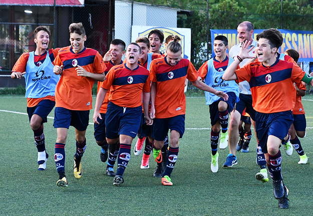 Ladispoli, mister Luciano Civero esulta insieme ai suoi Giovanissimi Elite 2003 ©Paolo Lori