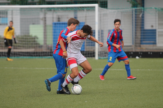 Uno scontro di gioco tra Lodigiani e Vigor, terminata 0-0 (©De Cesaris)