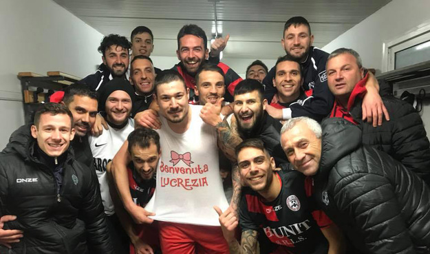 La festa nello spogliatoio rossonero