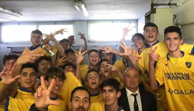 Uno scatto dallo spogliatoio del Frosinone dopo la vittoria 
