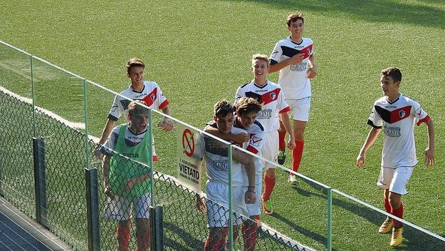 Lanari abbracciato dai compagni (©Roberto Bartocci)