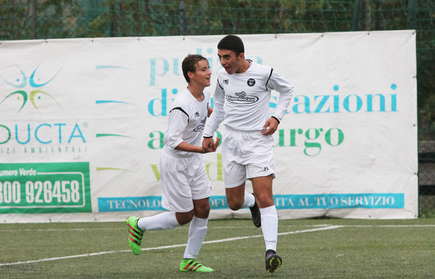 Federico Centofante esulta con la maglia dell&apos;Atletico 2000 (©De Cesaris)