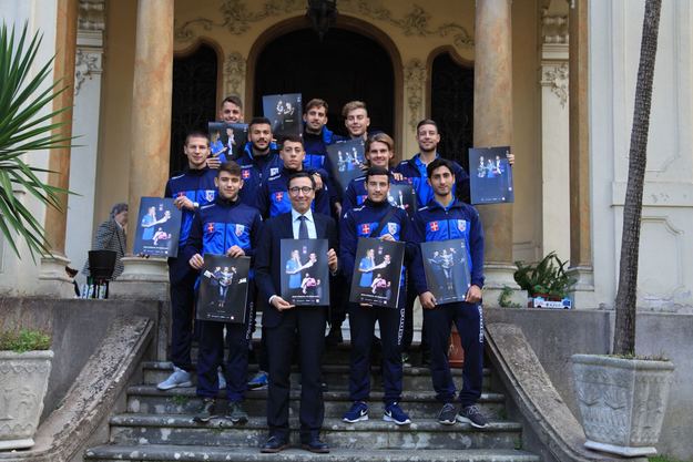 I ragazzi della squadra con il Presidente dell&apos;Asilo Savoia
