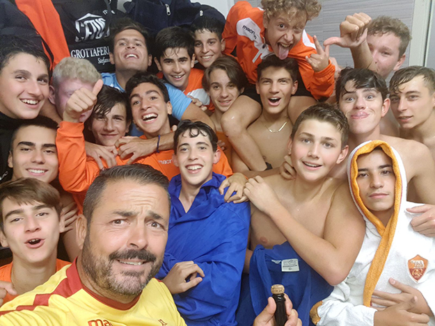 Il selfie dei ragazzi con il mister