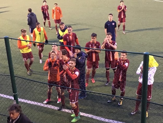 Pro Roma, vittoria con dedica: il pensiero dei ragazzi va al direttore Melis