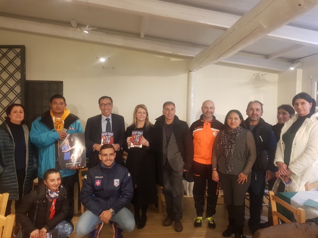 I relatori insieme ai genitori dei bambini già coinvolti nel progetto