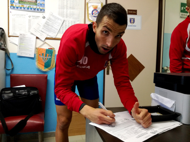 Regis firma il contratto