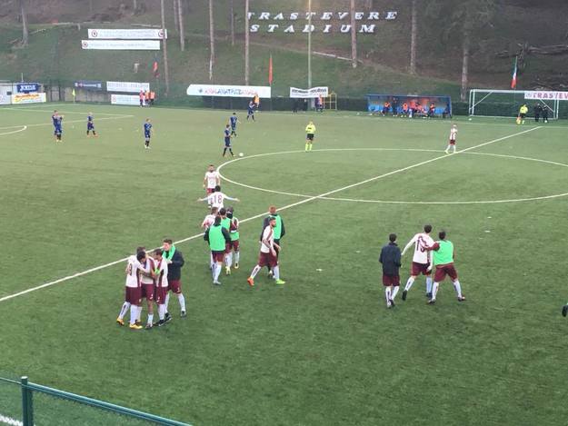 L&apos;esultanza del Trastevere dopo il gol decisivo di Bernardotto