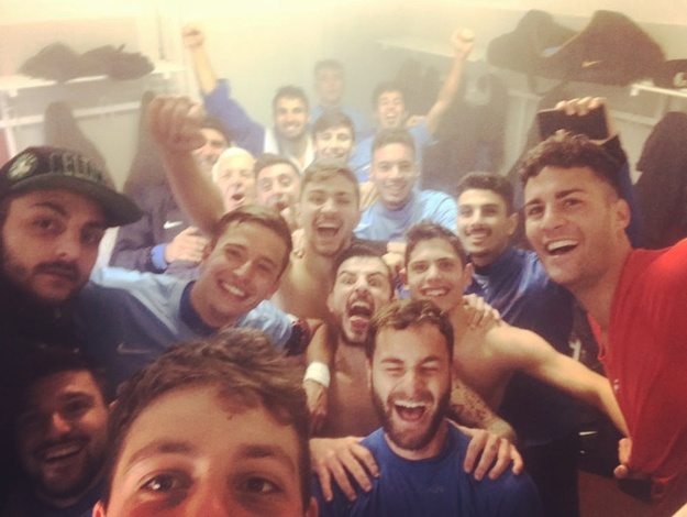 I festeggiamenti nello spogliatoio del Palocco dopo l&apos;ultima vittoria