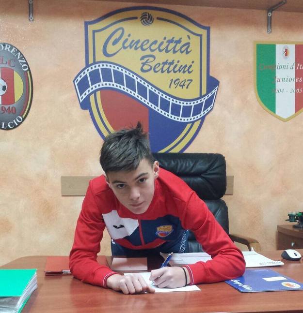 Nicolò Fagiolo al momento della firma