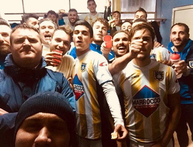 Il selfie gialloblù dopo la vittoria (foto Facebook)