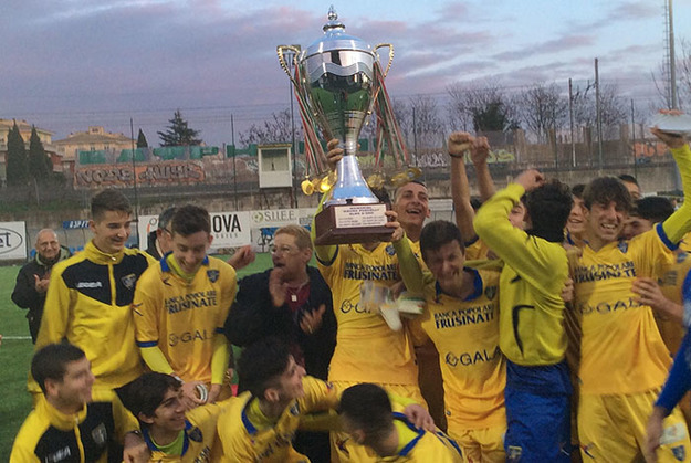 Il Frosinone in festa col trofeo ©GazReg 