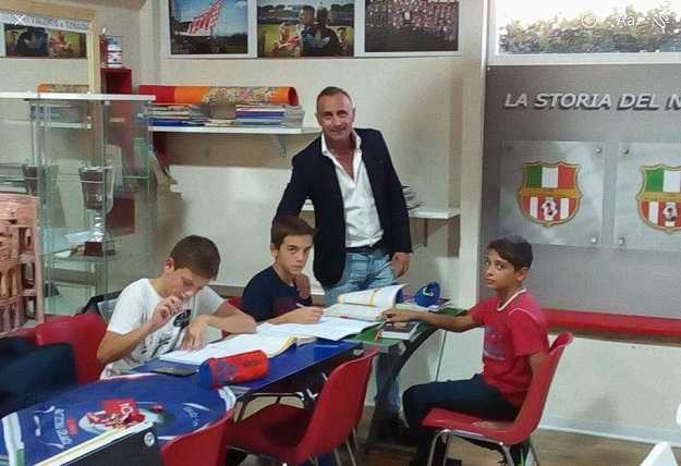 Mimmo Gaglio insieme ad alcuni dei ragazzi (©Ponte di Nona)
