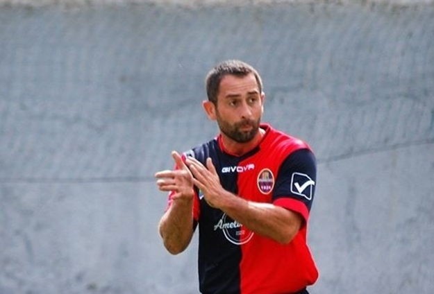 Giuseppe Campa e il Fiumicino salutano la coppa (foto Fiumicino Calcio)