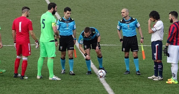 Le due squadre al fischio d&apos;inizio (©CreCas/Facebook)