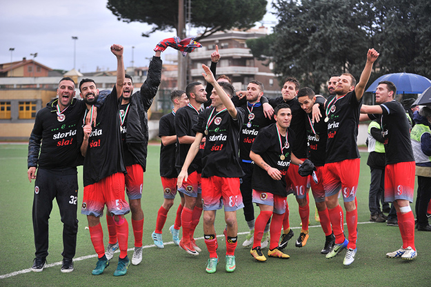 Festa Unipomezia al termine della gara: la coppa è ancora rossoblù ©Del Gobbo