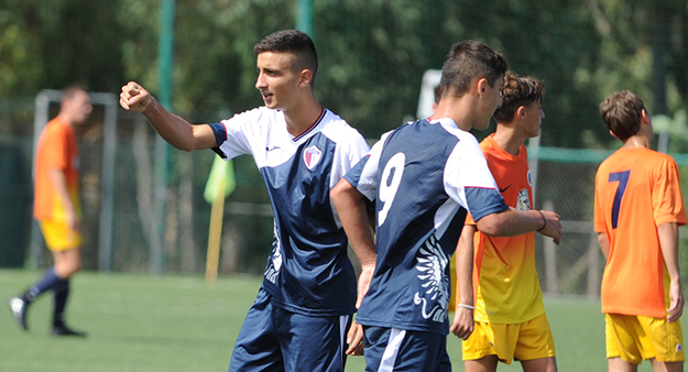 Menghini, a sinistra, protagonista con due goi ©Del Gobbo