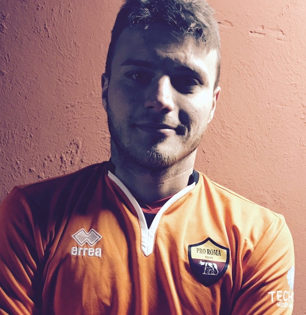 Lorenzo Fiorini con la maglia del Pro Roma