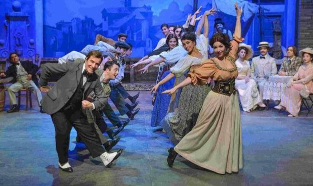 Il cast durante lo spettacolo