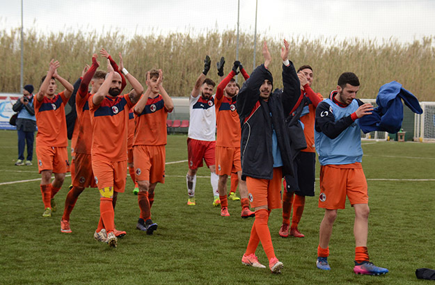 Il Ladispoli esulta dopo la vittoria con l&apos;Unipomezia (©Torrisi)