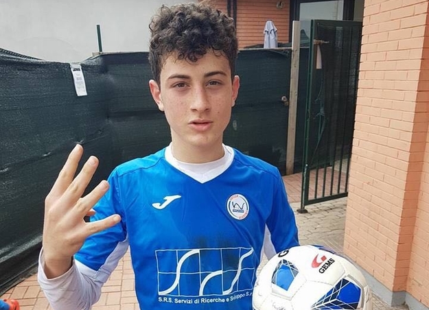 De Michelis ricorda con la mano il suo trofeo di giornata