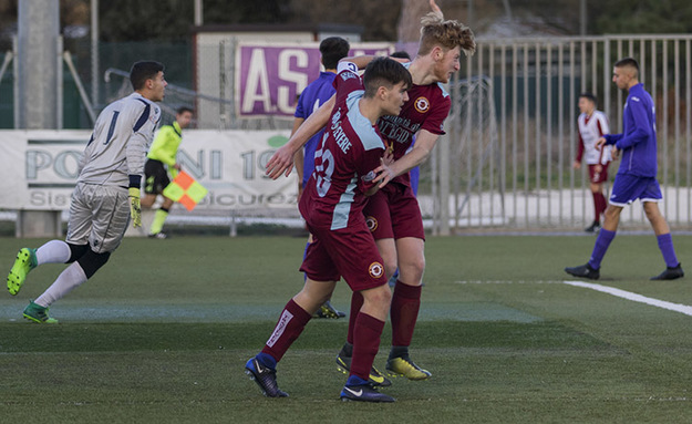 Romani, capocanniere del Trastevere, qui abbracciato da un compagno ad Ostia dopo un gol ©shotsport.it