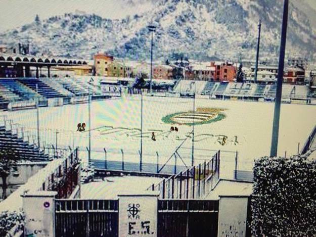 Stadio Tomei ricoperto dalla neve @SoraCalcio
