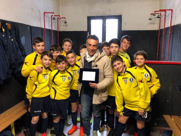 Rizzo premiato dai ragazzi di mister Voltarella @AtleticoMorena