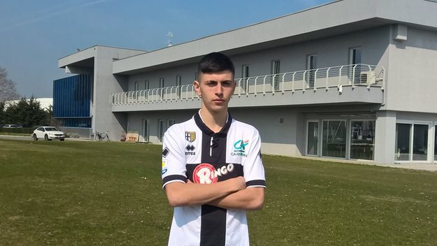 Cristian Oi con la maglia del Parma