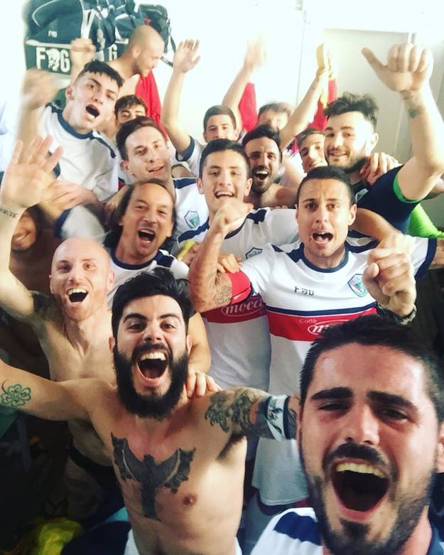 La festa nello spoglitoio rossoblu dopo la vittoria di Subiaco