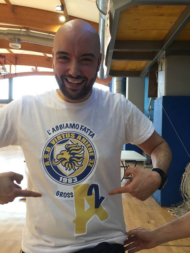 Il presidente Vinci con la maglia commemorativa
