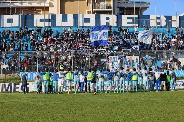 La squadra a raccolta sotto i propri sostenitori (©Trani/Facebook)