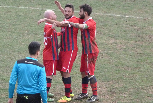 Petrangeli festeggia con i compagni di squadra