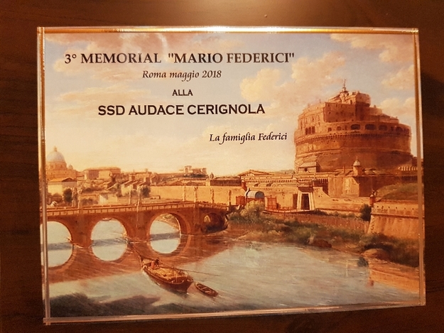 Una delle targhe donate ieri alle società