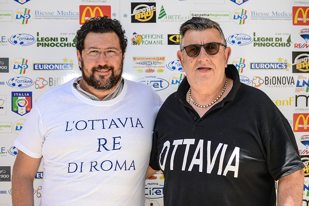 Ottavia, il presidente Andrea Braconi abbraccia mister Pino Porcelli ©Sebastiano Serino