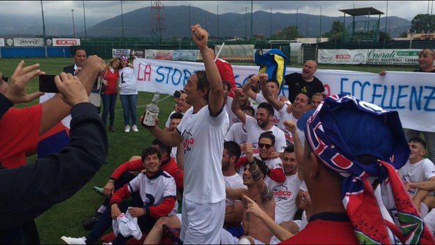 Calici in alto per i ragazzi del Vilallba: al triplice fischio esplode la festa in mezzo al campo (foto GazReg)