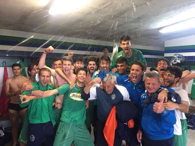 I festeggiamenti di giocatori e staff dopo la vittoria-salvezza contro il Canale Monterano