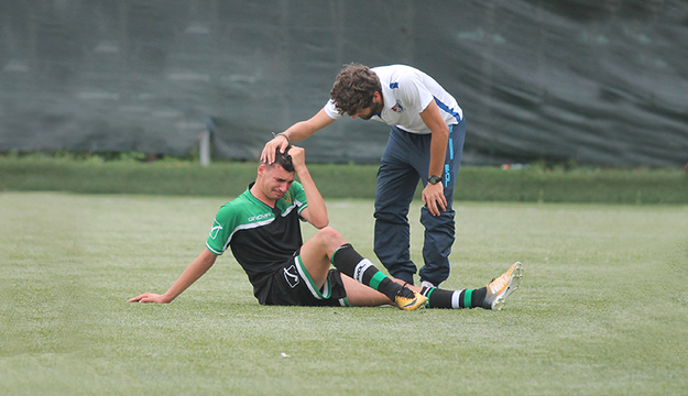Demofonti in lacrime a fine partita, consolato da Riccardo Della Torca della Tor Tre Teste ©De Cesaris