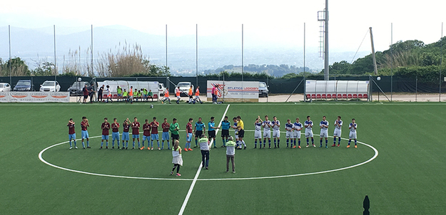 Le due squadre al centro del campo