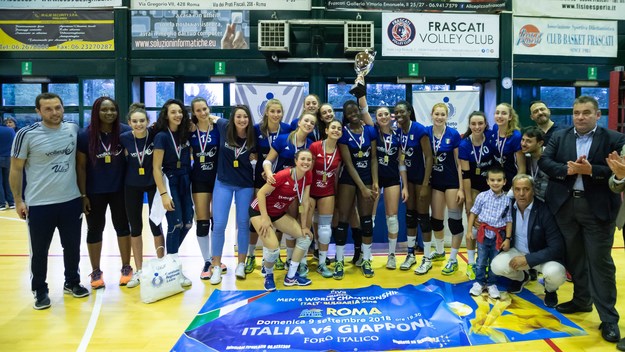 Il Volleyrò con la coppa