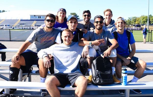 Riccardo Iafrate insieme ad alcuni amici nel centro sportivo del college