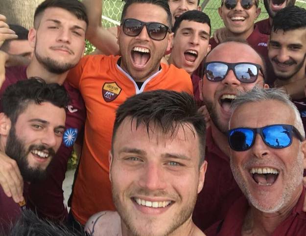 La gioia di Fiorini, in primo piano, e di tutto il Pro Roma