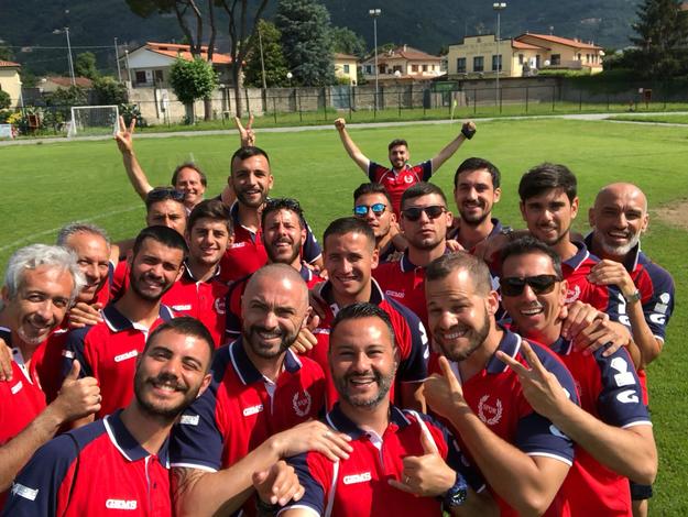 Selfie-vittoria dei geometri romani