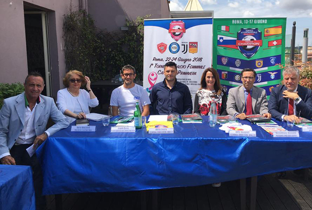 Il tavolo dei relatori all&apos;Hotel La Griffe: da sinistra Mimmo Gaglio, Maria Moscatelli, Angelo Diario, Marco Amelia, Elisabetta Bavagnoli, Massimiliano Monnanni e Giovanni Leonardi