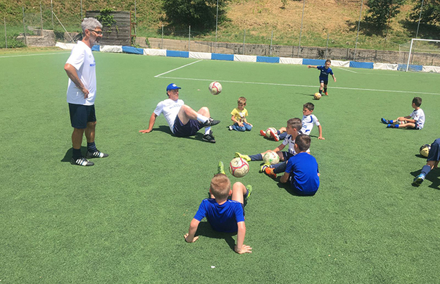 I piccoli ragazzi biancazzurri insieme a mister De Paoli