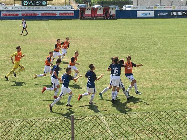 I nerazzurri festeggiano la prodezza di Grieco che vale lo 0-1