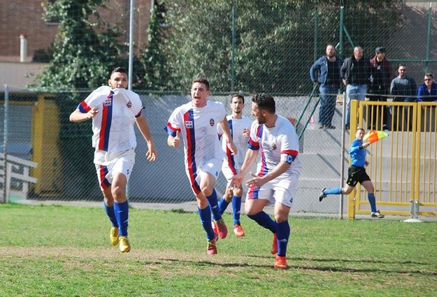 Forcina continuerà ad esultare in rossoblu (foto Porcu)